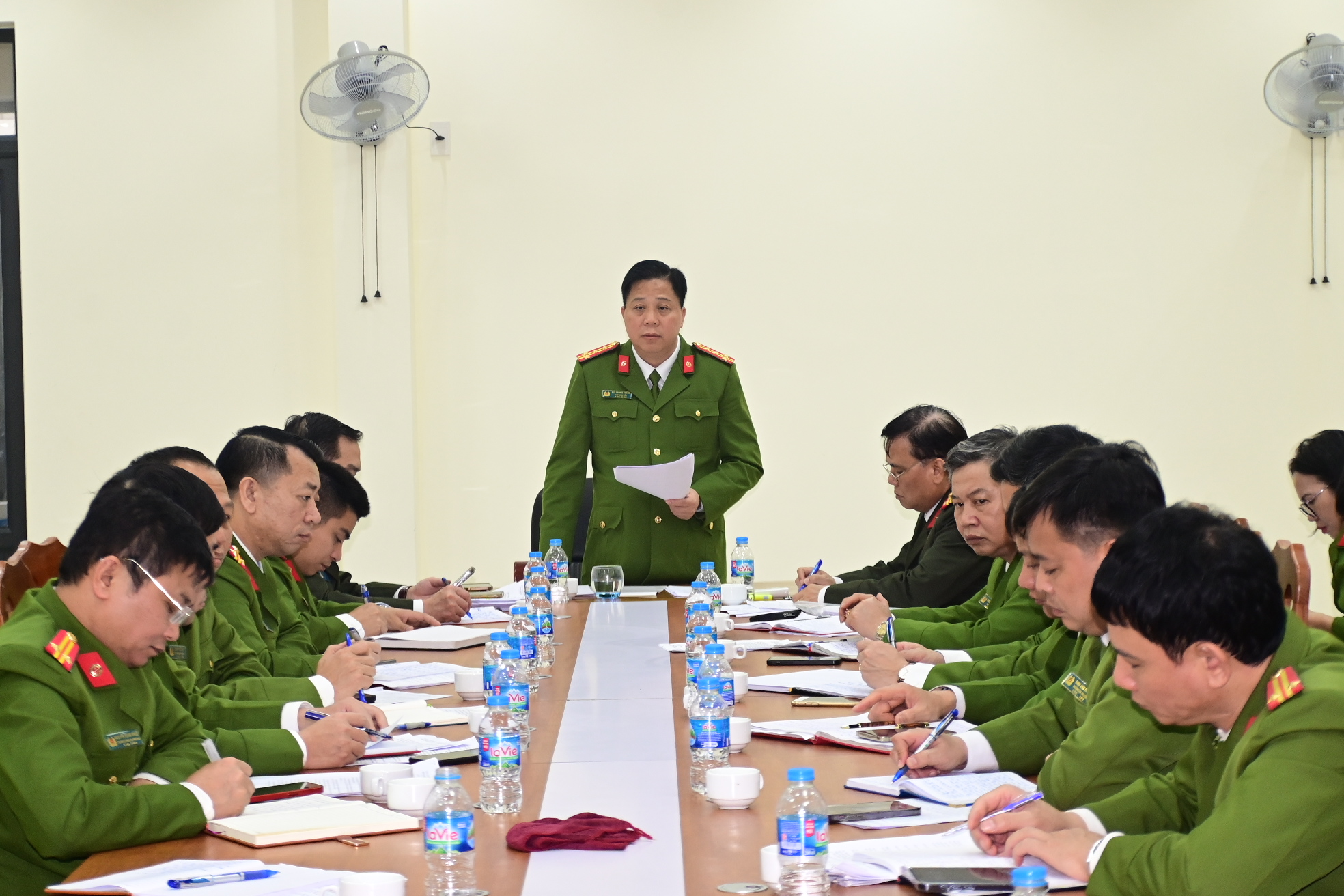 Đại tá Bùi Trung Thành -Phó Giám đốc CATP làm việc với Công an các phường trên địa bàn quận Hải An